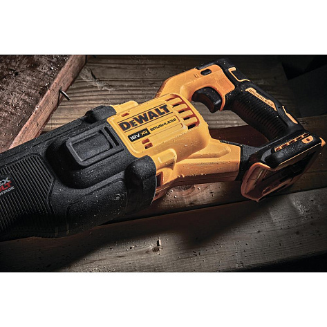 Пила сабельная аккумуляторная DeWalt DCS386NT